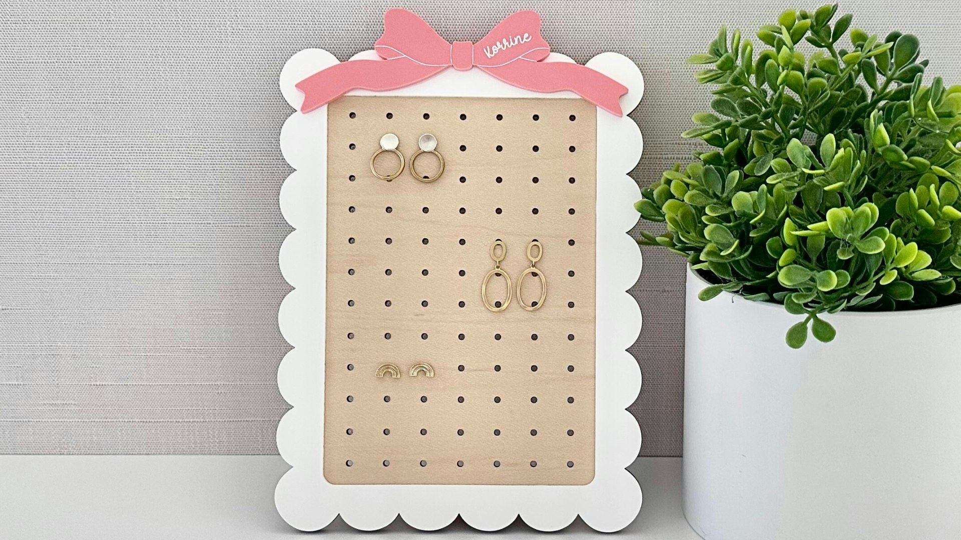 Personalized Scallop Bow Earring Stand