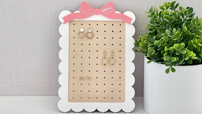 Personalized Scallop Bow Earring Stand